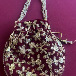 赤いイブニングバッグ、赤いバッグ、イブニングバッグ、赤い財布、スパンコールの財布、華やかなバッグ、パーティー用の財布、ドレッシーな財布、エレガントな財布、派手な財布、ビーズのバッグ