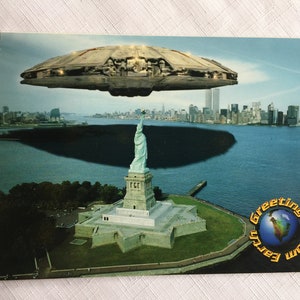 Disco voador, cartão de OVNI, cartão de Nova York, saudação de OVNI, papelaria de OVNI, cartão de alienígena, presente de OVNI, saudação de Nova York, cartão da Estátua da Liberdade, cartão postal