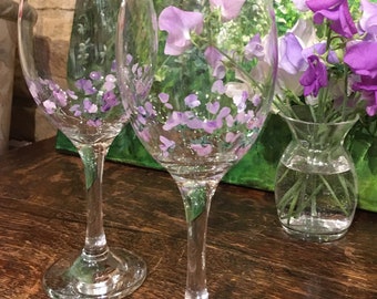 SWEET PEA Wine Glass / Chic, Elegant Wedding / Engagement gift, Anniversary / Hen party / Birthday Gift, Bespoke hand-painted glasses