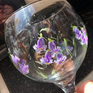 Bicchiere da gin a palloncino personalizzato dipinto a mano, motivo fiori di campo