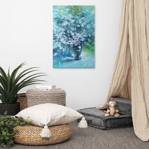 Könnte beinhalten: Ein Gemälde mit einem Strauß weißer Blumen in einer blauen Vase. Die Blumen sind locker und natürlich angeordnet, die Vase ist schlicht und elegant. Der Hintergrund ist in einem sanften, gedämpften Grün gehalten.