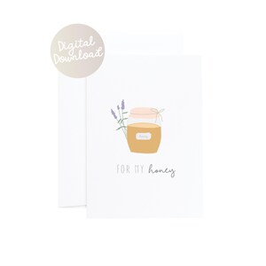 Pode incluir: Um cartão branco com uma ilustração desenhada à mão de um pote de mel e flores de lavanda. O texto "FOR MY HONEY" está escrito abaixo da ilustração.