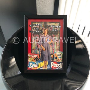 Puede incluir: Un collage enmarcado de anuncios vintage con una mujer con un vestido gris sosteniendo una caja de detergente para ropa Tide. El collage incluye el texto "ALWAYS BE LILITH... NEVER EVE." y varios otros nombres de productos como "Crio DM" y "Persil".