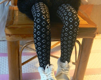 Grandes chaussettes en polyamide noires avec motifs blancs pour poupée Blythe blythe fait main à Paris France