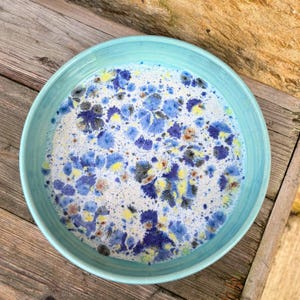 Tigela de cerâmica para macarrão feita à mão: Shoreline Design, fabricada na Escócia