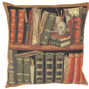 K&ouml;nnte beinhalten: Dekoratives Zierkissen mit einem detaillierten Wandteppichdesign eines B&uuml;cherregals voller B&uuml;cher. Das Kissen zeigt B&uuml;cher in verschiedenen Farben, darunter Rot, Gr&uuml;n und Braun, mit aufwendigen Golddetails. Das Design beinhaltet eine Vase mit Kunstutensilien.