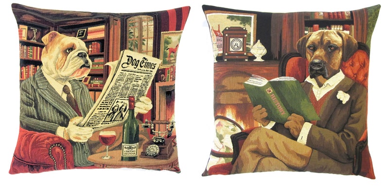 Puede incluir: Dos almohadas decorativas con un bulldog y un mast&iacute;n que llevan trajes y leen en un ambiente de biblioteca. El bulldog est&aacute; leyendo un peri&oacute;dico titulado "Dog Times" y el mast&iacute;n est&aacute; leyendo un libro titulado "History".