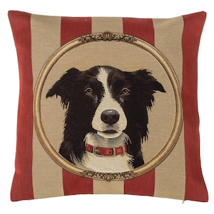 Può includere: Un cuscino quadrato con un ritratto tessuto di un Border Collie bianco e nero con un collare rosso. Il cane è centrato all'interno di una cornice ovale color oro su uno sfondo a strisce verticali rosse e beige sul tessuto.