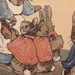 Funda de cojín de tapicería belga tejida en jacquard con el cuento de Peter Rabbit de Beatrix Potter.