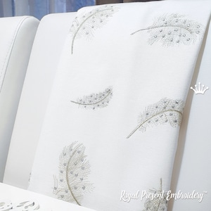 Pode incluir: Tecido branco com penas bordadas em prata. O tecido tem o texto "Royal Present Embroidery" no canto inferior direito.