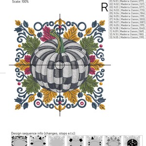 Puede incluir: Un archivo de dise&ntilde;o de bordado RPE-3593 que presenta una calabaza central con un patr&oacute;n de cuadros en blanco y negro, rodeada de hojas decorativas verdes y amarillas, detalles en rosa y volutas azul oscuro sobre fondo blanco.