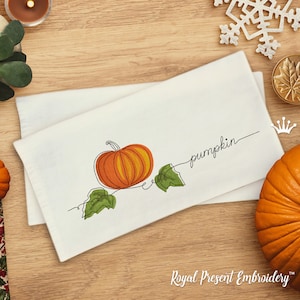 Può includere: Un asciugamano da cucina bianco con una zucca ricamata e la parola "pumpkin" in corsivo. La zucca è arancione con un gambo e foglie verdi.