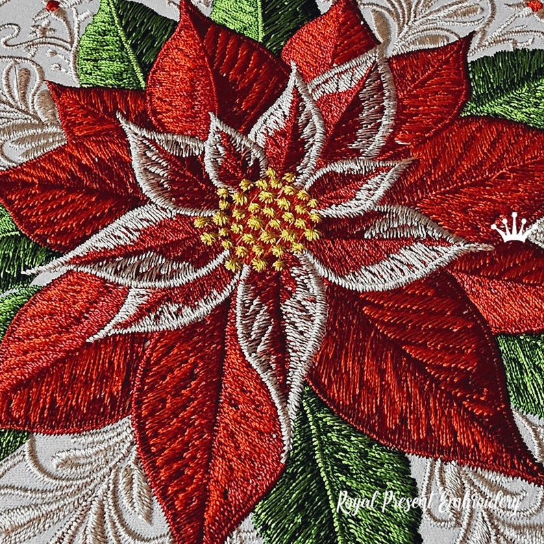 Peut inclure: Gros plan d'une broderie de fleur de poinsettia. La fleur a des p&eacute;tales rouges vifs avec des bords blancs et un centre jaune. Des feuilles vertes et une broderie d&eacute;corative blanche entourent la fleur. Le texte "Royal Present Embroidery" est visible.