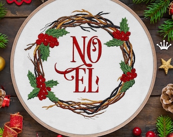 Könnte beinhalten: Gestickte Weihnachtsgirlande mit dem Wort "NOEL" in roten Buchstaben, umgeben von grünen Stechpalmenblättern und roten Beeren. Die Girlande befindet sich auf einem weißen Hintergrund.