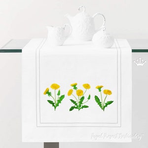 Pode incluir: Caminho de mesa branco com dentes-de-le&atilde;o amarelos bordados. O caminho de mesa tem uma borda cinza e o texto "Royal Present Embroidery" est&aacute; bordado no canto inferior direito.
