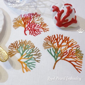 Puede incluir: Cuatro diseños de coral bordados en tonos rojos, naranjas y verdes. Los diseños están sobre una tela de lino blanca. El texto "Royal Present Embroidery" está en la parte inferior de la imagen.