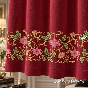 Puede incluir: Una cortina de tela de color rojo intenso con una franja horizontal de intrincados bordados florales en el borde inferior. El diseño incluye flores rosas, enredaderas amarillas y hojas verdes. Un pequeño logotipo de corona blanca es visible.