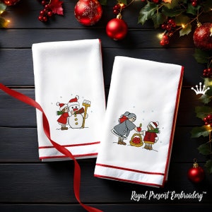 Könnte beinhalten: Zwei weiße Küchentücher mit rotem Saum. Ein Handtuch zeigt ein gesticktes Design eines Mädchens, das mit einem Jungen einen Schneemann baut. Das andere Handtuch zeigt ein gesticktes Design von zwei Mädchen, eines hält einen Korb mit Äpfeln und das andere hält einen Apfel. Der Text "Royal Present Embroidery™" befindet sich am unteren Rand des Bildes.