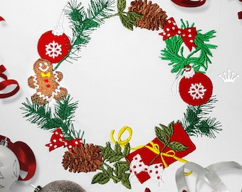 Könnte beinhalten: Gesticktes Weihnachtskranz-Design mit Kiefernästen, roten Kugeln, einem Lebkuchenmann, einer Geschenkbox mit roter Schleife und Tannenzapfen.