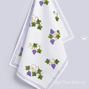 Pode incluir: Toalha de cozinha branca com uvas roxas e videiras verdes bordadas. A toalha tem uma borda roxa e o texto "Royal Present Embroidery" está impresso no canto inferior direito.