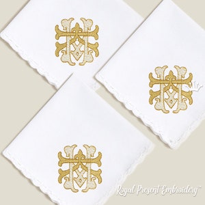 Op de afbeelding: Drie witte linnen zakdoeken met gouden geborduurde initialen. De initialen zijn in een traditionele monograamstijl met sierlijke versieringen. De zakdoeken hebben een delicate kantversiering.