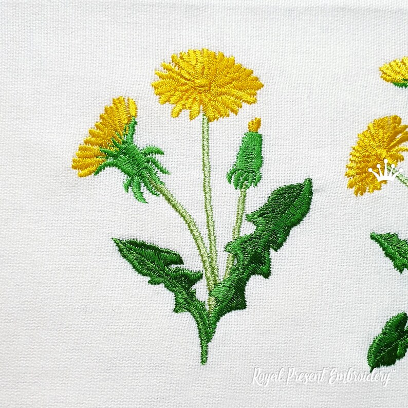 Pode incluir: Desenho bordado de tr&ecirc;s dentes-de-le&atilde;o amarelos com folhas e caules verdes. O desenho est&aacute; sobre um fundo de tecido branco. O texto "Royal Present Embroidery" &eacute; vis&iacute;vel no canto inferior direito.