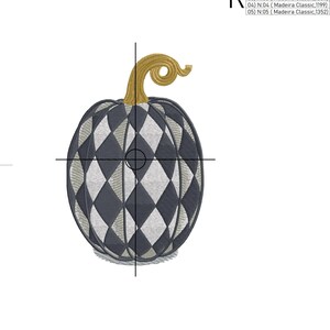 Puede incluir: Una calabaza a cuadros negros y blancos con un tallo dorado. La calabaza mide 8,47 cm por 13,06 cm y requiere 33.200 puntadas para bordar. El dise&ntilde;o se llama "RPE-3346-4" y es de Royal Present Embroidery.