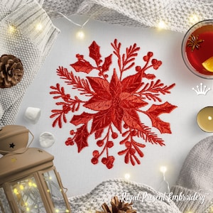 Puede incluir: Diseño navideño bordado en rojo con una flor de poinsettia rodeada de acebo y ramas de pino. El diseño es perfecto para manualidades y decoraciones navideñas.