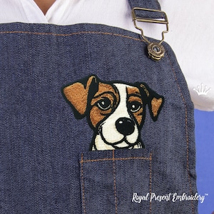 Puede incluir: Un perro Jack Russell Terrier bordado asomándose de un bolsillo de mezclilla en un delantal de mezclilla azul. El texto "Royal Present Embroidery" está en la parte inferior del delantal.