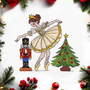 Puede incluir: Una muñeca bailarina con un vestido blanco y dorado con una corona en la cabeza se encuentra junto a un cascanueces de juguete. Un pequeño árbol de Navidad verde con adornos rojos está detrás de la bailarina.