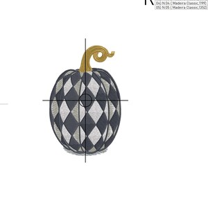 Puede incluir: Una calabaza a cuadros negros y blancos con un tallo dorado. La calabaza mide 7,01 cm de ancho y 10,77 cm de alto. El dise&ntilde;o est&aacute; compuesto por 25 500 puntadas y utiliza 83,49 metros de hilo.