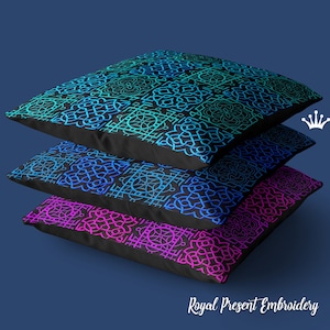 Può includere: Tre cuscini decorativi con sfondo nero e un motivo geometrico ripetitivo in tonalità di blu, turchese e rosa.