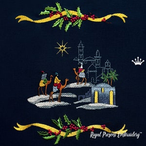 Może przedstawiać: Haftowany wzór przedstawiający trzech mędrców na wielbłądach podróżujących do Betlejem, z gwiazdą nad nimi i małym miastem w tle. Wzór jest otoczony żółtą wstążką z liśćmi ostrokrzewu i czerwonymi jagodami. Tekst "Royal Present Embroidery" znajduje się na dole wzoru.