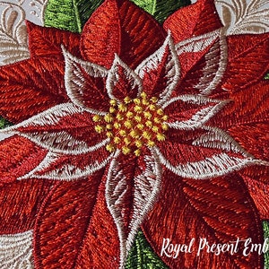 Peut inclure: Gros plan d'une broderie de fleur de poinsettia. La fleur pr&eacute;sente des p&eacute;tales rouge vif avec des bords blancs, des feuilles vertes et un centre jaune. La broderie est d&eacute;taill&eacute;e, avec une texture de fil visible. Le texte "Royal Present Embroidery" est visible.