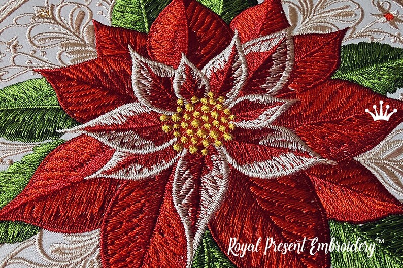 Peut inclure: Gros plan d'une broderie de fleur de poinsettia. La fleur pr&eacute;sente des p&eacute;tales rouge vif avec des bords blancs, des feuilles vertes et un centre jaune. La broderie est d&eacute;taill&eacute;e, avec une texture de fil visible. Le texte "Royal Present Embroidery" est visible.