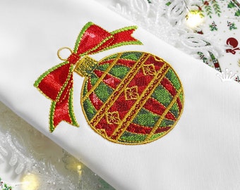 Peut inclure: Motif de décoration de Noël brodé représentant une boule rouge et verte rayée avec un nœud doré. Le motif est parfait pour ajouter une touche festive à votre décoration de Noël.