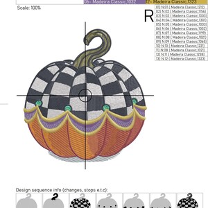 K&ouml;nnte beinhalten: Ein schwarz-wei&szlig; kariertes K&uuml;rbis mit einem gr&uuml;nen Stiel und orangefarbenem Boden. Der K&uuml;rbis ist mit einem violetten und goldenen Besatz verziert. Das Design hei&szlig;t "Royal Present Embroidery" und ist 12,05 cm x 13,05 cm gro&szlig;.