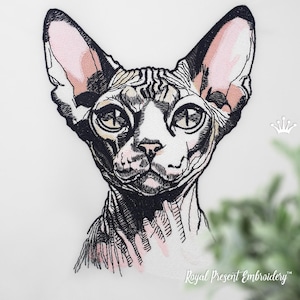 Puede incluir: Retrato bordado de un gato Sphynx con puntadas detalladas. La cara del gato es en blanco y negro con acentos rosas en las orejas y el cuello. La imagen incluye el texto "Royal Present Embroidery".
