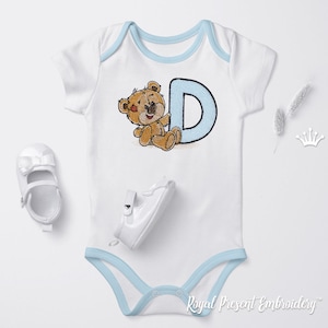 Osito de peluche letra D Diseño de bordado a máquina - 4 tallas