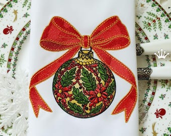 Peut inclure: Ornement de Noël brodé avec un nœud rouge et un motif floral vert et rouge. L'ornement est sur un fond blanc avec le texte "Royal Present Embroidery".