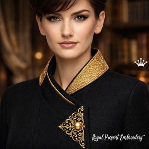 Puede incluir: Un abrigo negro con cuello dorado con cuentas y una broche dorada. La broche es triangular con un diseño ornamentado y una gran cuenta dorada en el centro. El texto "Royal Present Embroidery" es visible.