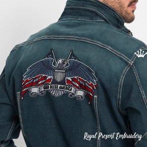 Puede incluir: Una chaqueta vaquera azul con un parche bordado que representa un águila calva americana con las alas extendidas, sosteniendo dos banderas americanas. El parche también incluye una pancarta con el texto "God Bless America".