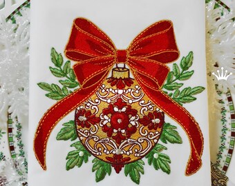Könnte beinhalten: Gesticktes Design einer goldenen Weihnachtskugel mit roten und weißen Details, umgeben von grünen Blättern und einer großen roten Schleife. Das Design ist auf weißem Hintergrund.