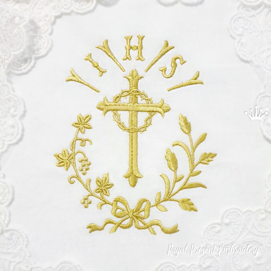 Pin's Croix Chrétienne Argentée - Épinglette Religieuse Gravée 'God Bless You'