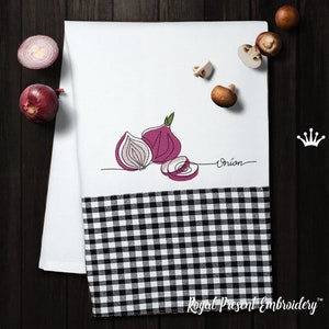 Peut inclure: Une serviette de cuisine blanche avec une bordure à carreaux noirs et blancs. La serviette présente un motif brodé d'oignons rouges avec le mot "Oignon" écrit en cursive.