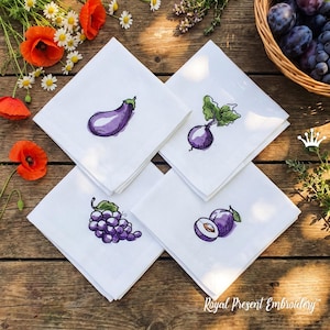 Könnte beinhalten: Vier quadratische weiße Stoffservietten, jede mit einem individuellen Maschinenstickmotiv von violettem Obst oder Gemüse: eine Aubergine, ein Radieschen mit grünen Blättern, eine Weintraube und eine aufgeschnittene Pflaume mit Kern.