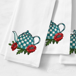 Könnte beinhalten: Bestickte Küchentücher mit einer blau-weiß karierten Teekanne und roten Mohnblumen. Die Handtücher sind übereinander gelegt.