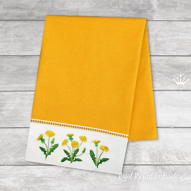 Pode incluir: Uma toalha de cozinha amarela com uma borda branca e dentes-de-le&atilde;o amarelos bordados. A toalha est&aacute; dobrada ao meio e tem um fundo branco com o texto "Royal Present Embroidery" em preto.