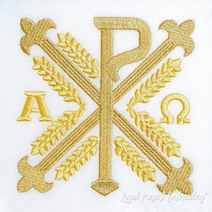 Op de afbeelding: Een gouden geborduurd ontwerp van een kruis met de letters Alfa en Omega aan weerszijden, en tarwehalmen rondom het kruis. De letters P en X zijn in het midden van het kruis met elkaar verweven.