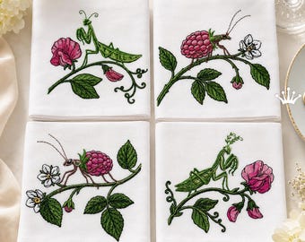 Conjunto de diseños de bordado a máquina de insectos botánicos con flores y bayas, archivos de bordado de mantis religiosa y escarabajo de la frambuesa - 4 tamaños